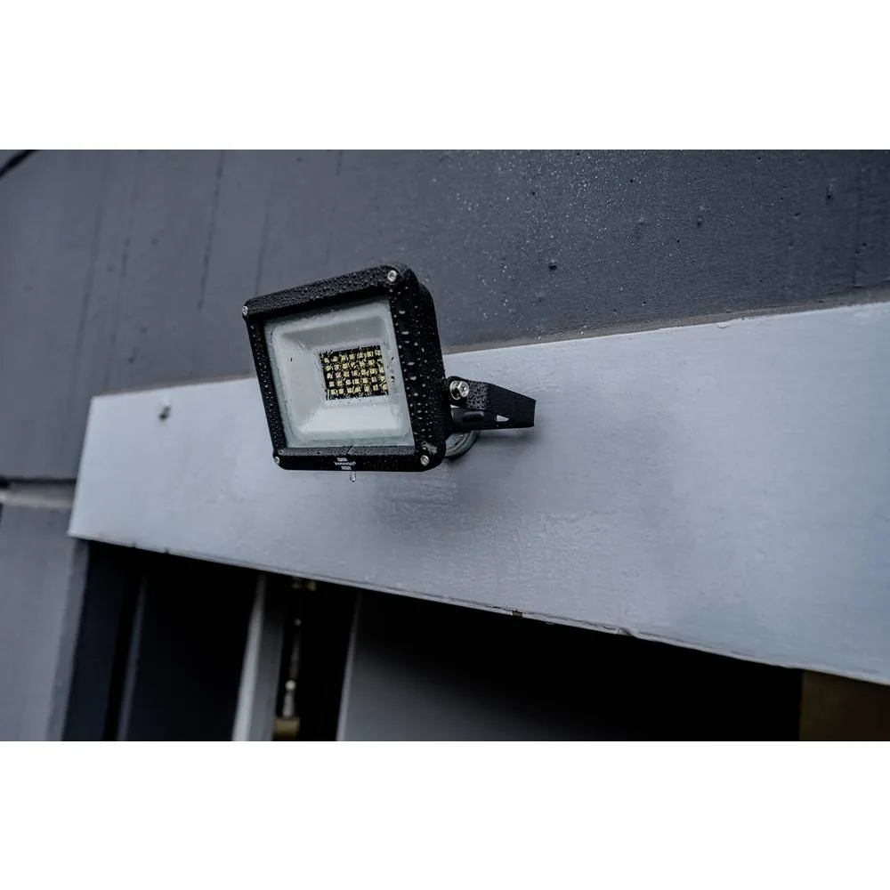 Brennenstuhl JARO 3060 LED-Außenstrahler an einem Vordach montiert
