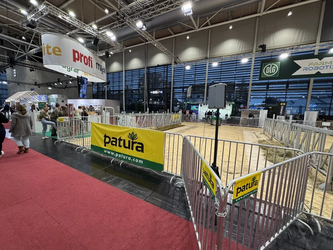 Absperrgitter Duofix als Arena-Absperrung auf einer Messe am Patura-Stand