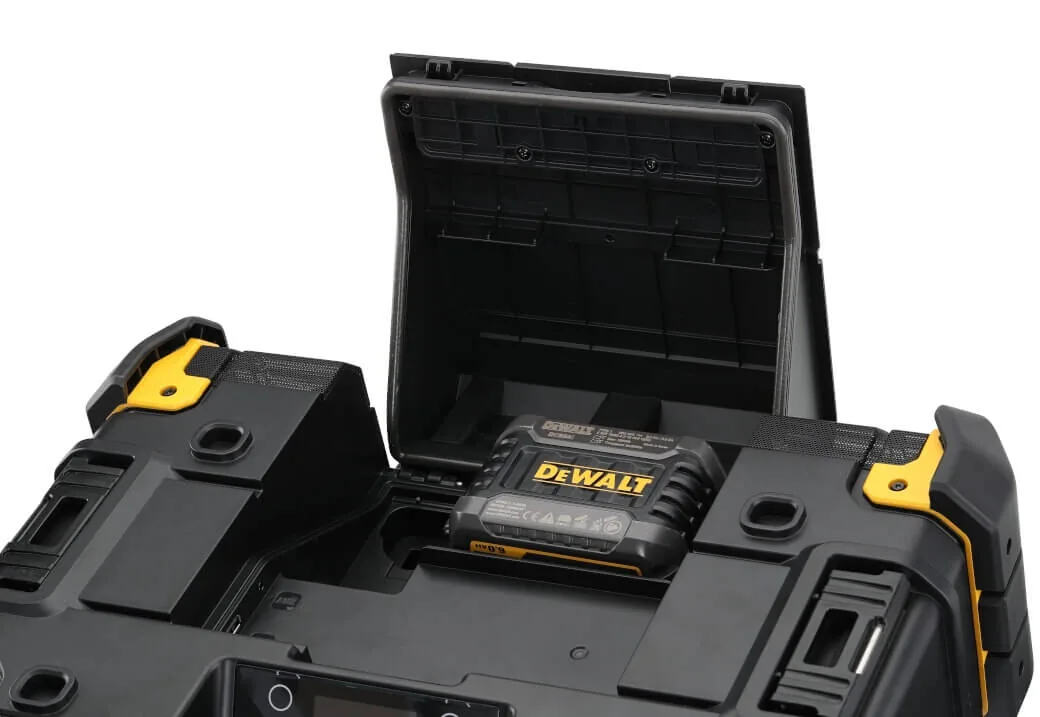 DeWalt DWST1-81078 TSTAK Baustellenradio, Detail des geöffneten Akkufachs