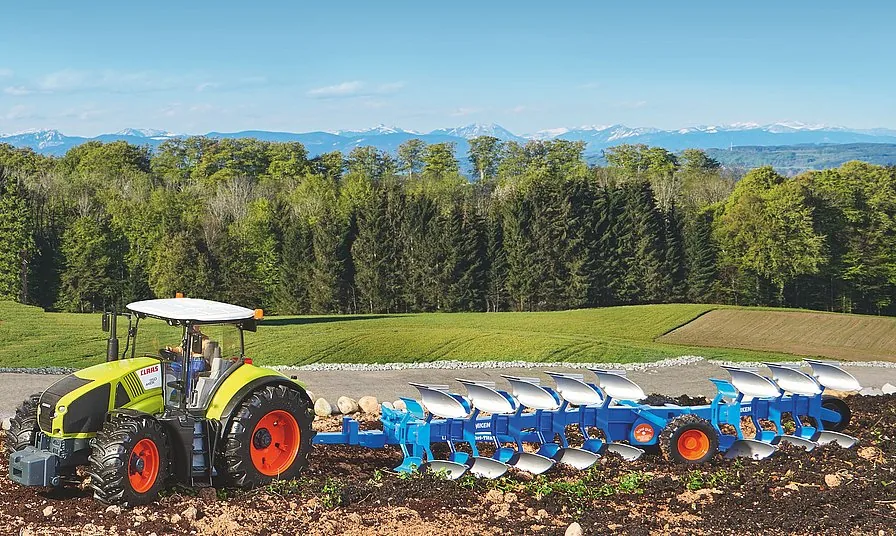 BRUDER LEMKEN Vari-Titan Anbau-Drehpflug im Maßstab 1:16 hinter einem Traktor im Feld