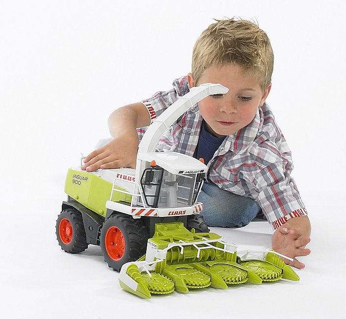 BRUDER Claas Jaguar 900 Feldhäcksler 1:16 – abnehmbares Maisgebiss & verstellbarer Auswurf