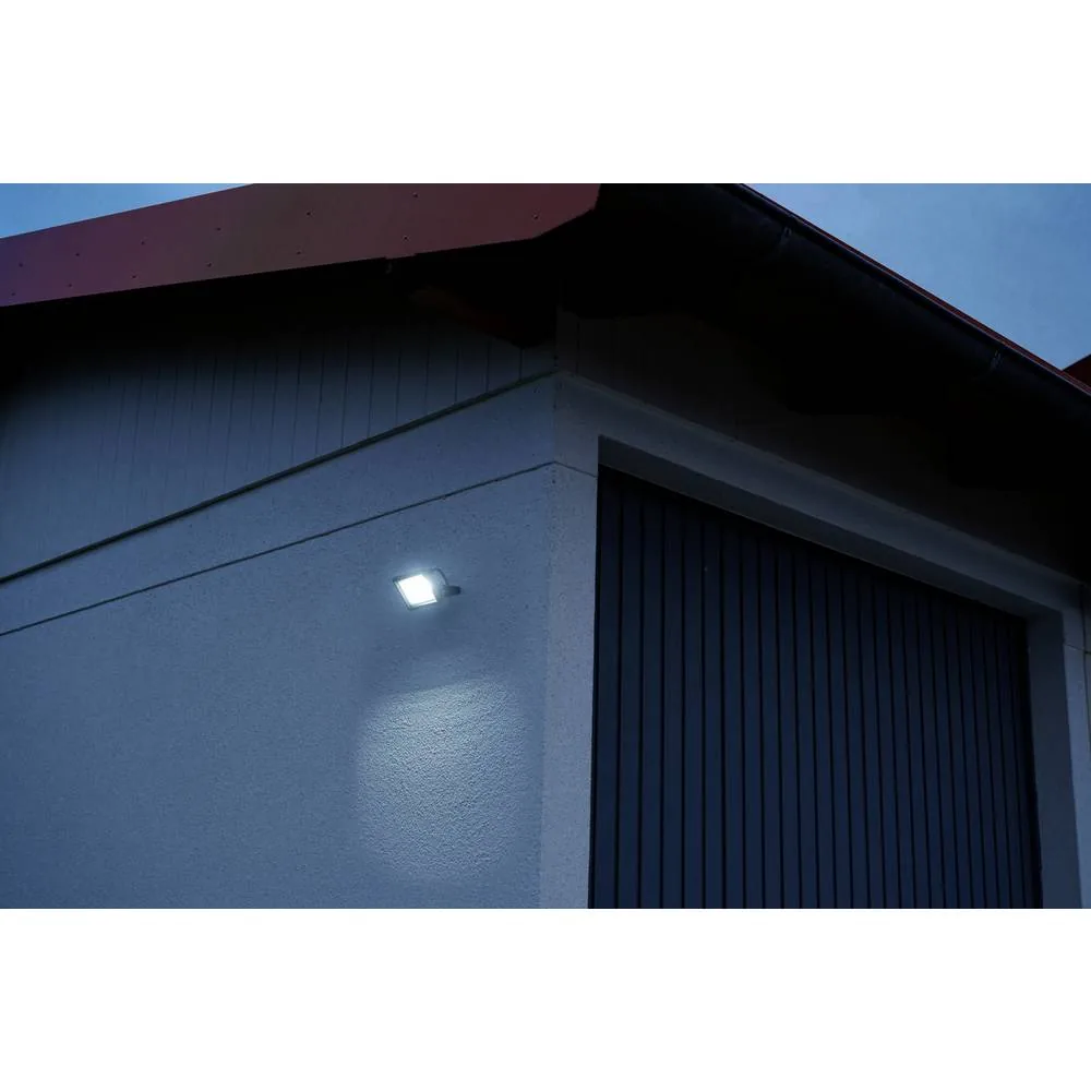 Brennenstuhl JARO 3060 LED-Außenstrahler am Giebel eines Gartenhauses, nachts im Einsatz