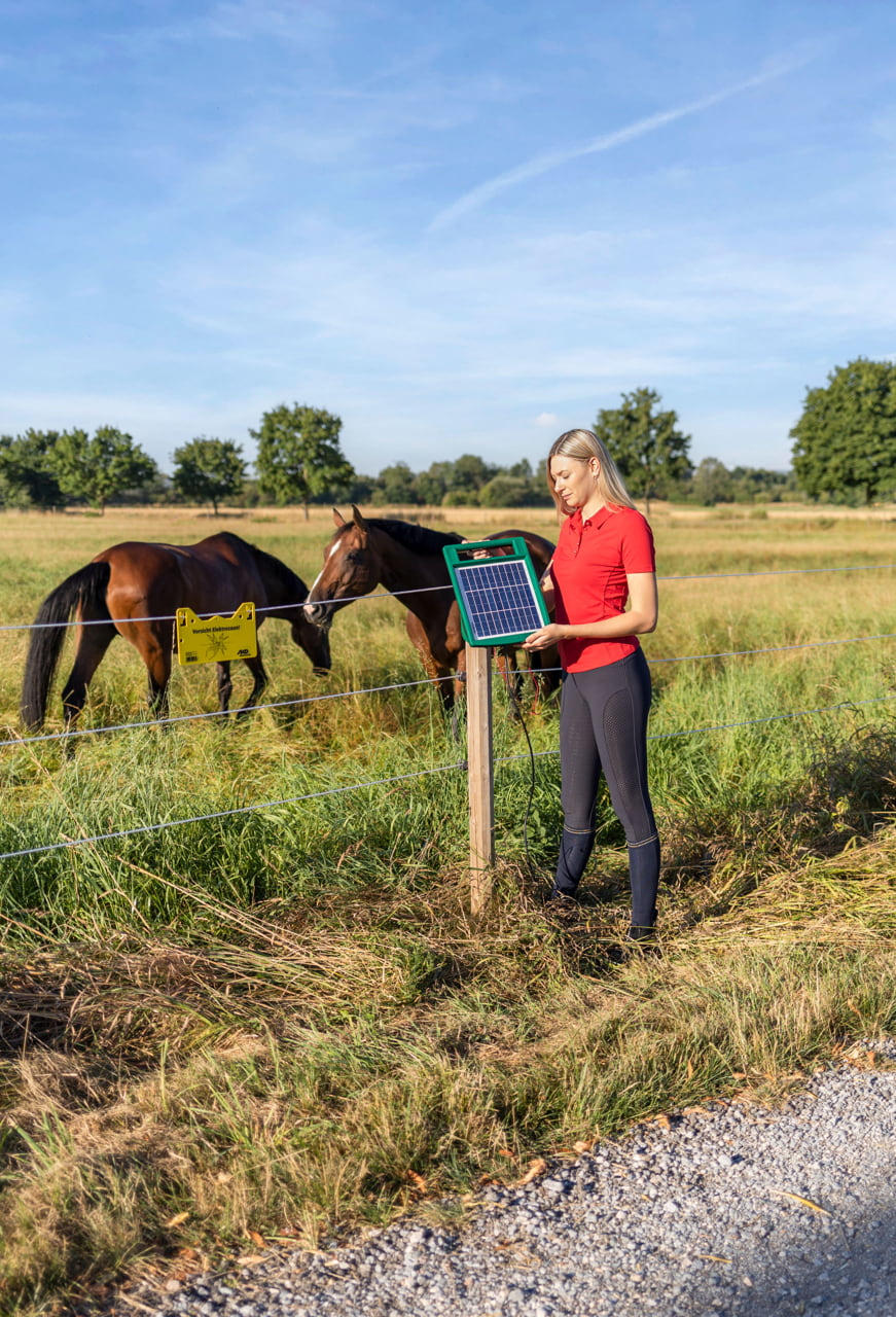 Effizientes Solargerät für Weidezäune - AKO SunPower S1000: Zuverlässige Tierbegrenzung für Landwirte und Tierhalter