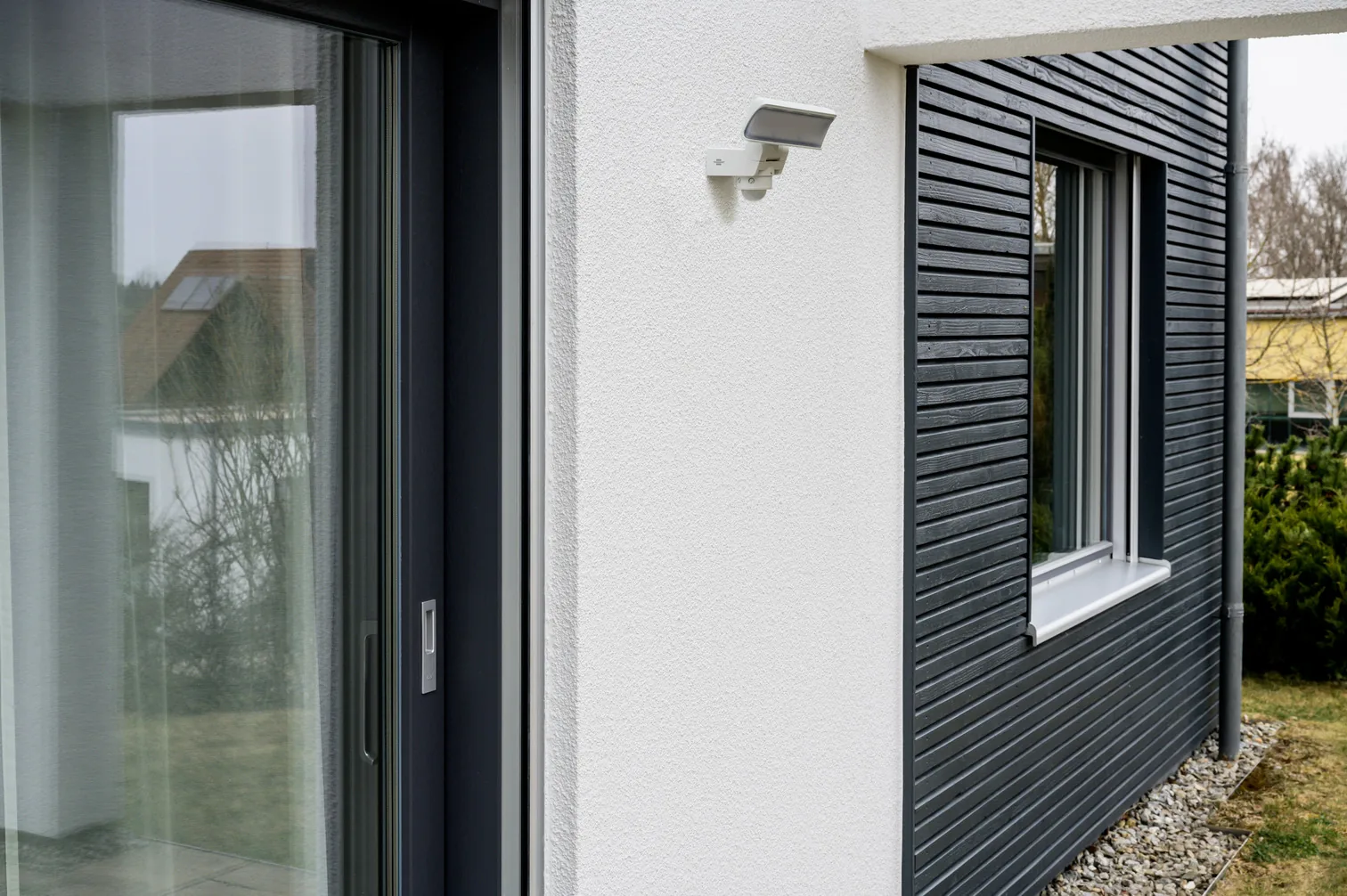 Brennenstuhl LED Strahler WS 2050 WP an einer Hauswand montiert