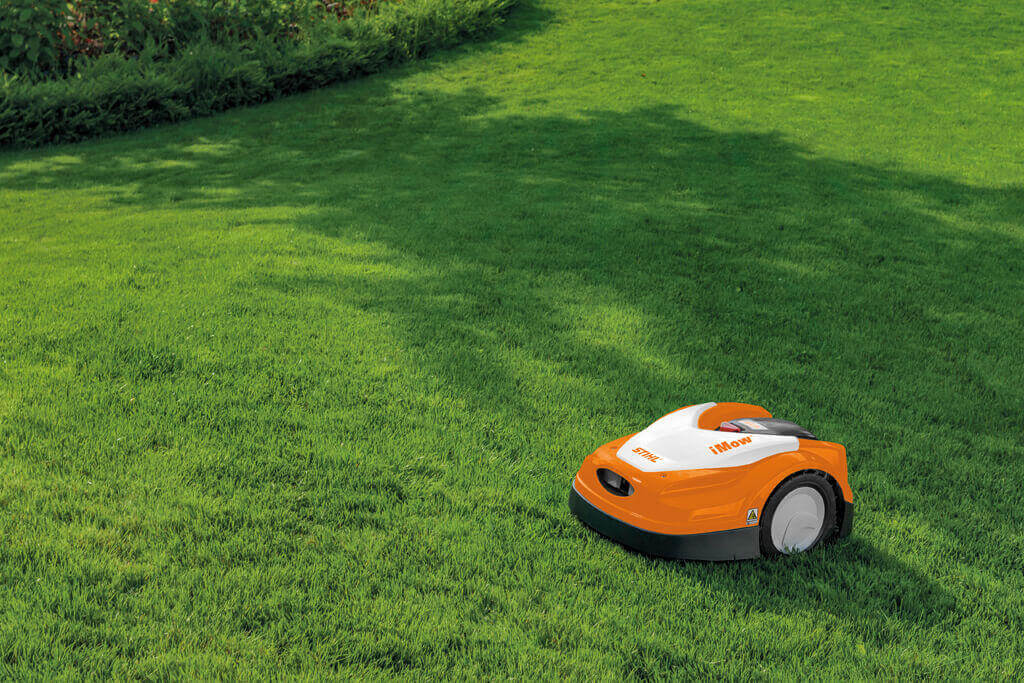 STIHL RMI 422 P Mähroboter beim Mähen auf einer großen Rasenfläche