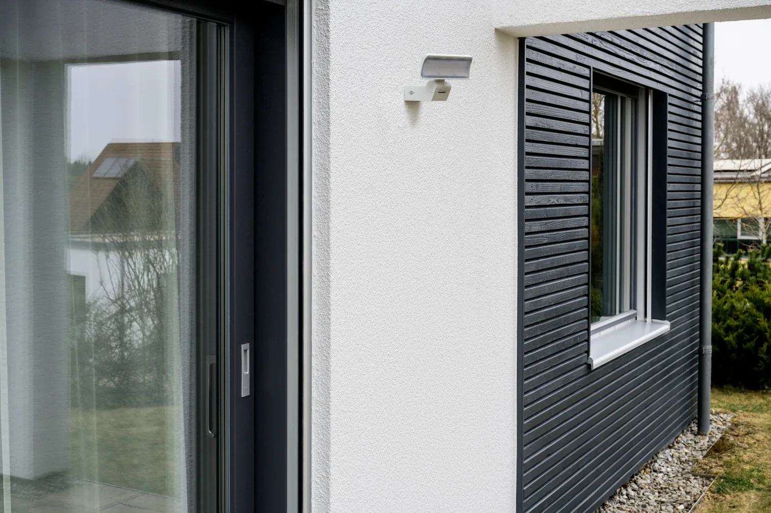 Brennenstuhl WS 2050 W an einer Hausecke montiert