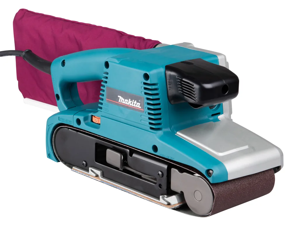 Makita 9404J Bandschleifer mit Staubfangsack in der Schrägansicht
