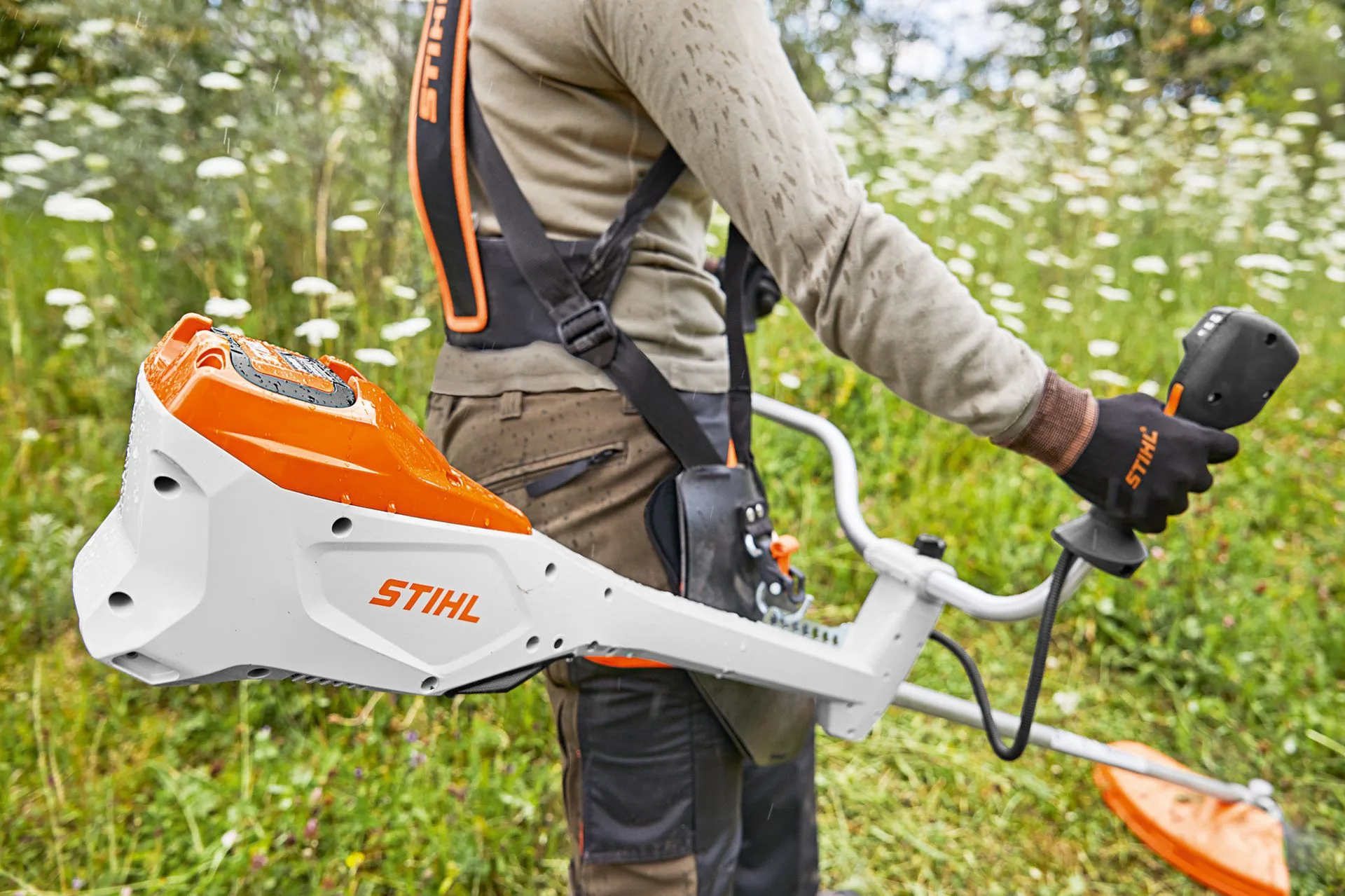 STIHL FSA 135 Akku-Motorsense, Detail von Akku und Griff mit Tragesystem