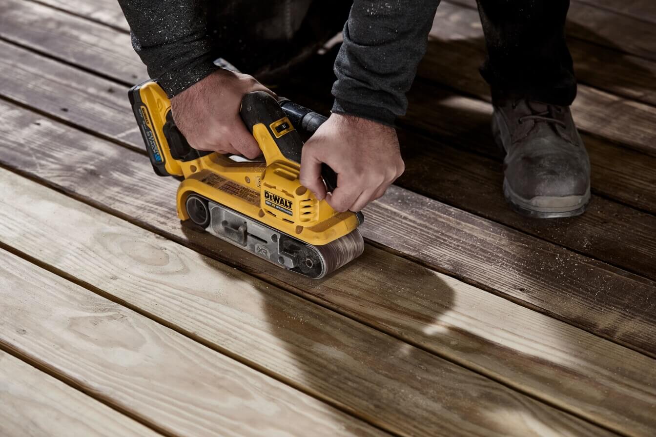 DeWalt DCW220NT 18V XR Akku-Bandschleifer – Leistungsstarker und vielseitiger Schleifer für präzise Oberflächenbearbeitung