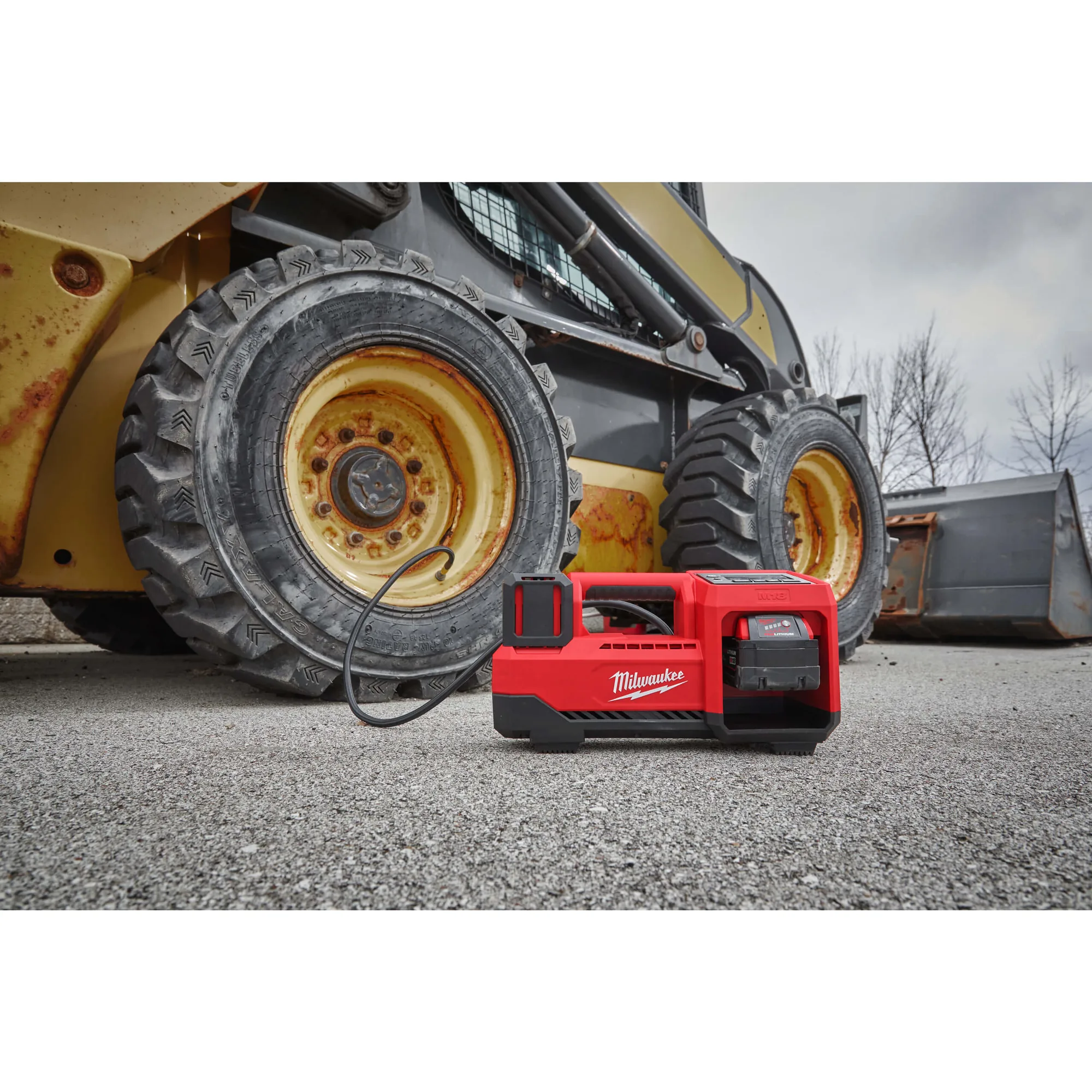 Milwaukee M18 BI-0 Akku-Kompressor im Einsatz an einer Baumaschine