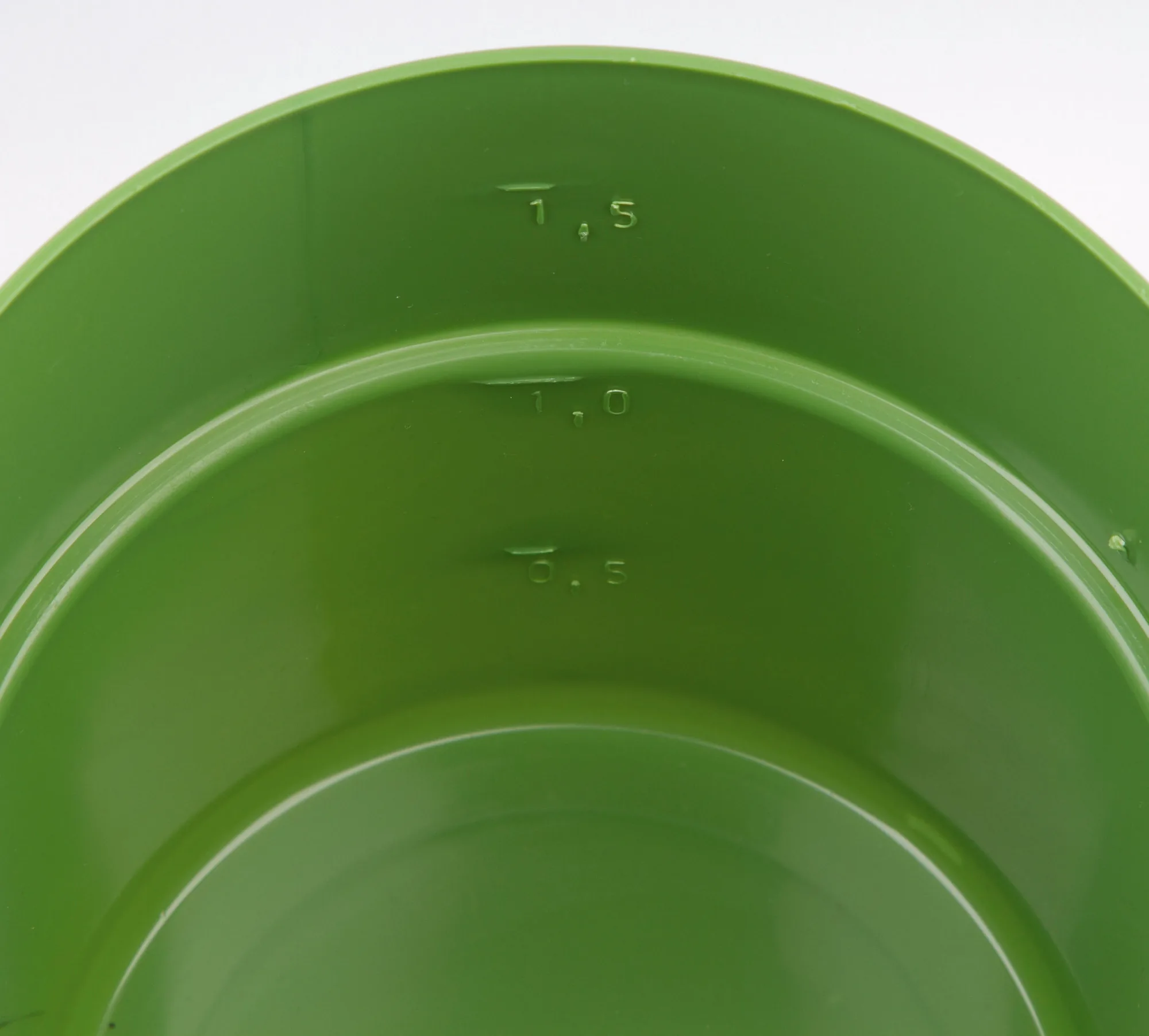 Innenansicht eines grünen Eimers mit Liter-Skala