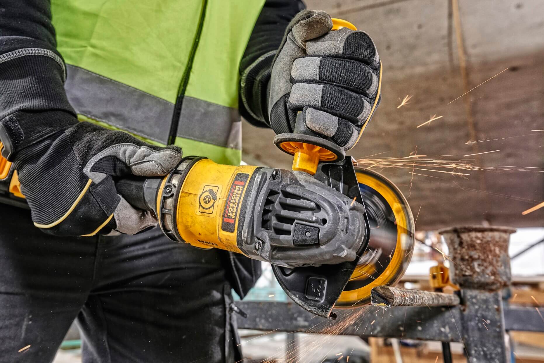 DeWalt DCG418NT FLEXVOLT Winkelschleifer im Einsatz mit Funkenflug, Detail