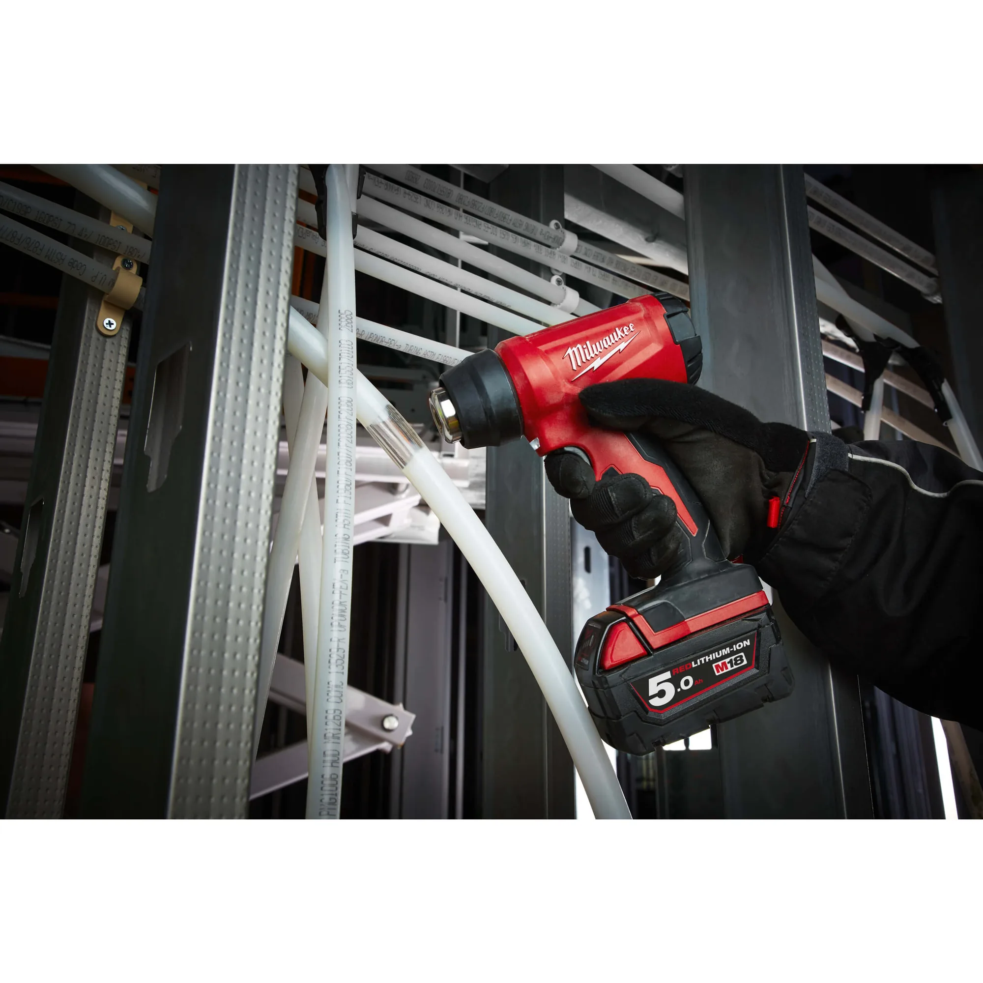 Milwaukee M18 BHG Heißluftgebläse beim Bearbeiten von Kunststoffrohren