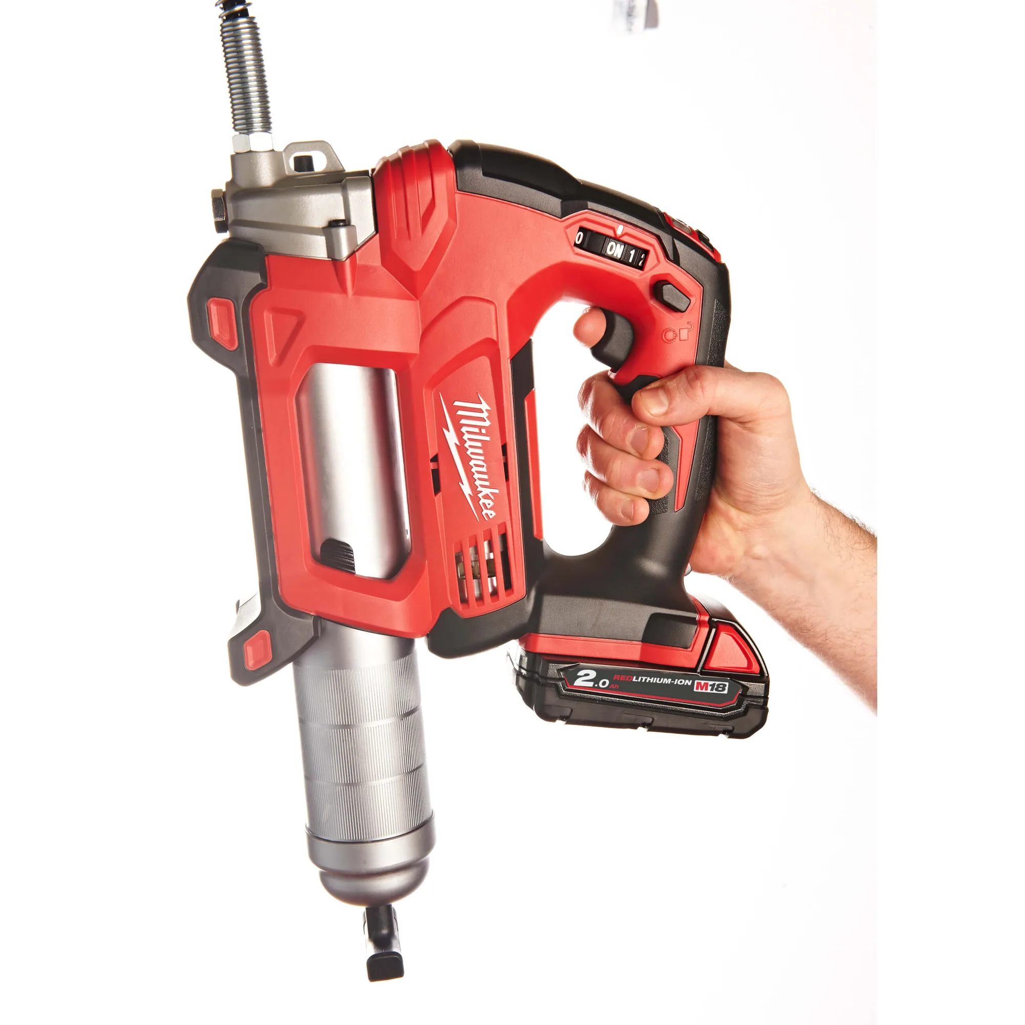 Milwaukee M18 GG Akku-Fettpresse mit Akku, in der Hand gehalten