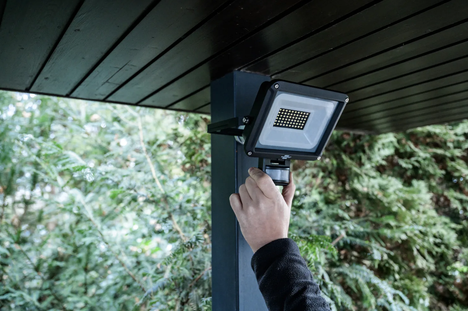 Brennenstuhl JARO 4060 P LED-Strahler bei der Montage an einem Pfosten unter dem Dachüberstand
