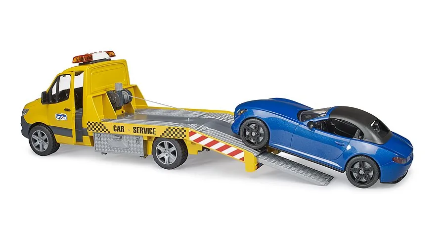Funktionsweise des BRUDER Autotransporters: Roadster fährt über die Rampen auf die Ladefläche