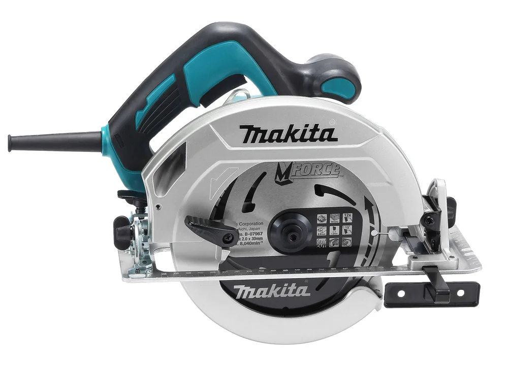 Makita HS7611 Handkreissäge schräg von rechts mit montiertem Sägeblatt