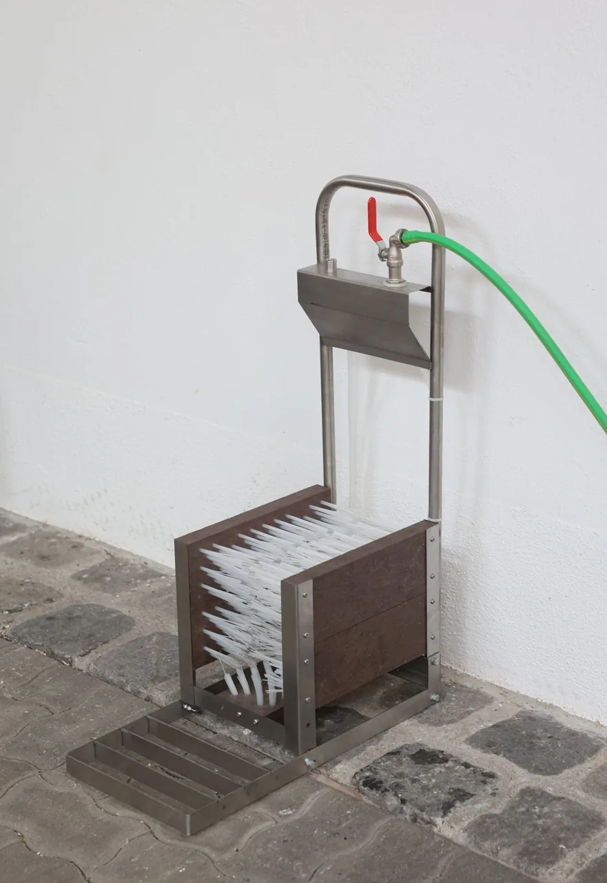 Edelstahl-Stiefelreiniger an der Wand, freigestellt