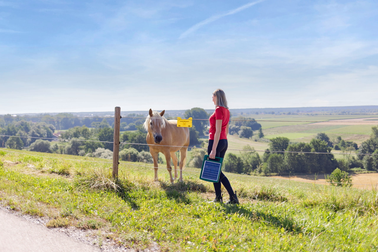 Effizientes Solargerät für Weidezäune - AKO SunPower S1000: Zuverlässige Tierbegrenzung für Landwirte und Tierhalter