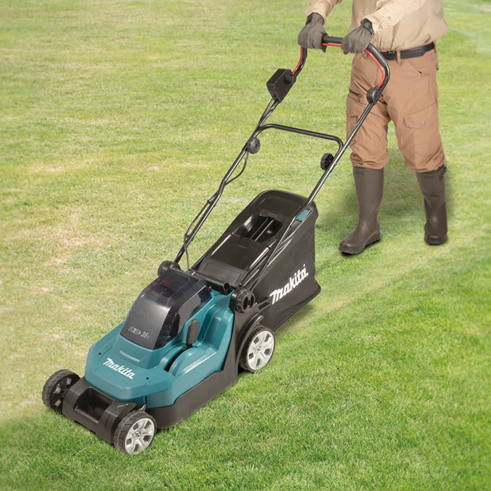 Person mäht den Rasen mit dem Makita DLM382Z Akku-Rasenmäher
