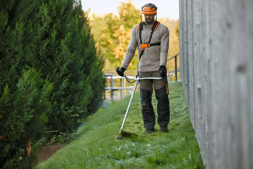 STIHL FSA 120 Akku-Motorsense im Einsatz entlang einer Hecke