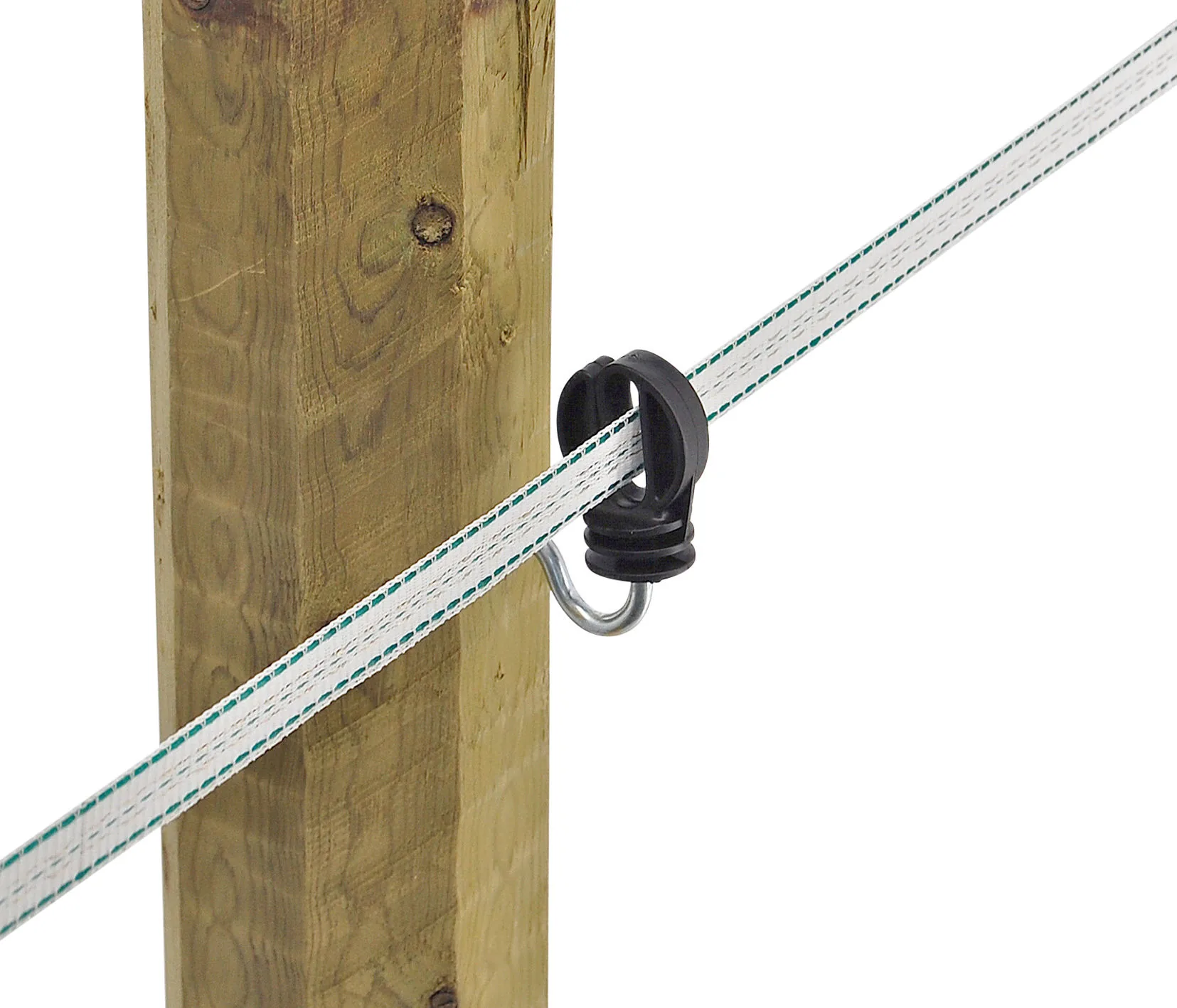 Weißes Weideband durch den schwarzen Ringisolator am Holzpfosten geführt