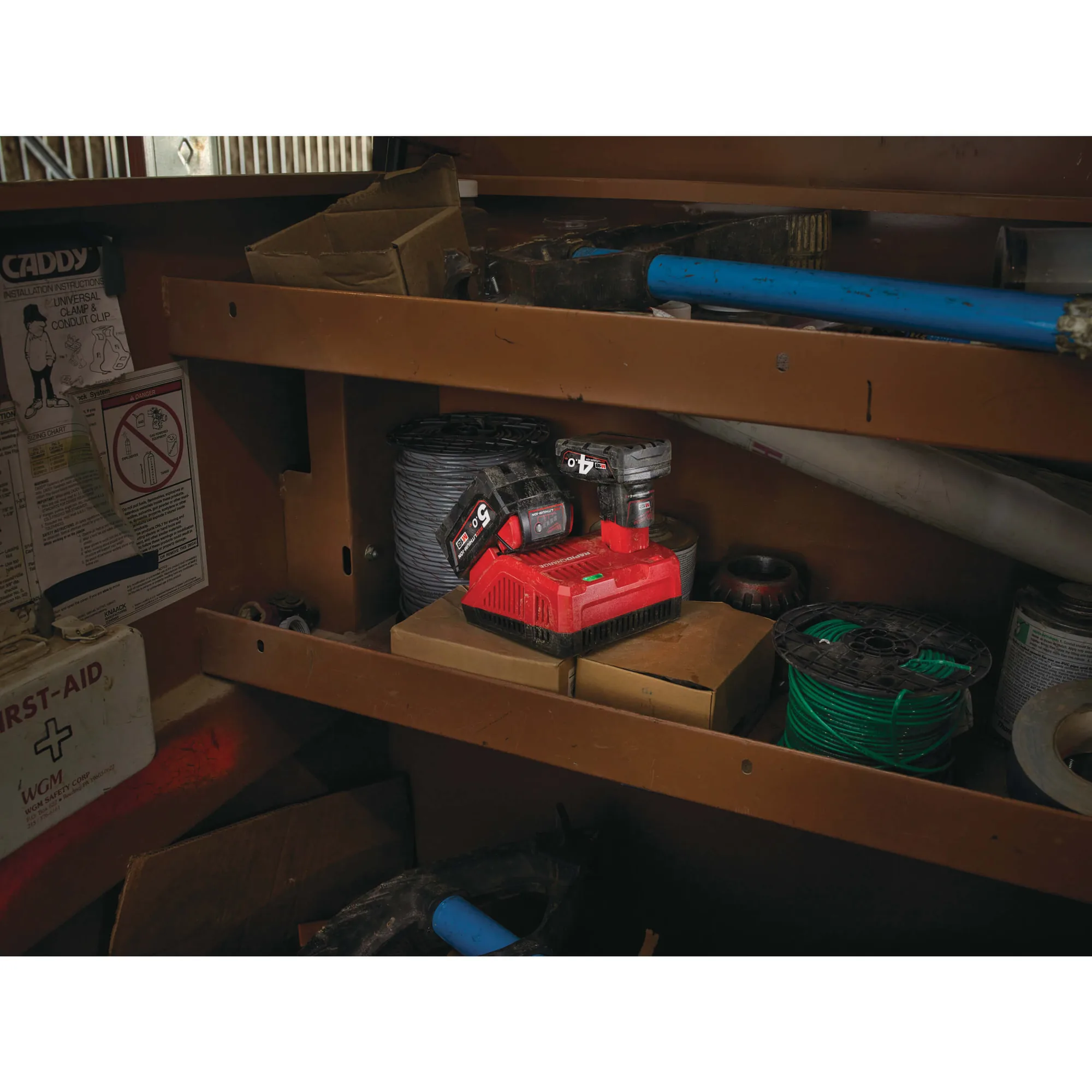 Milwaukee M12-18 FC Schnellladegerät im Werkstattregal