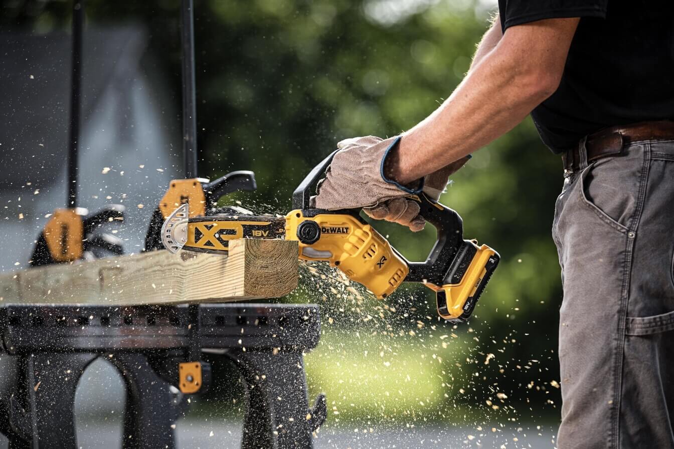 DeWalt DCMPS520N Akku-Ast-Kettensäge im Einsatz beim Sägen eines Holzbalkens