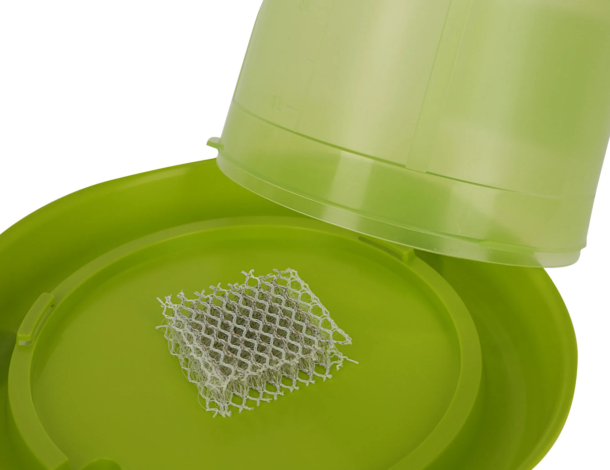Silberne Silvertex Anti-Keim-Matte auf grünem Tränkenteller neben der Tränke