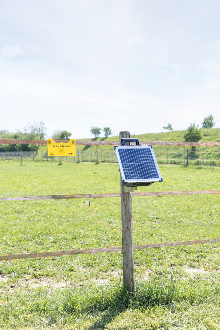 Kerbl Sun Power S 1500 Solargerät - Leistungsstarkes Solargerät für Weidezäune, ideal für Pferde- und Rinderweiden mit wenig Bewuchs.