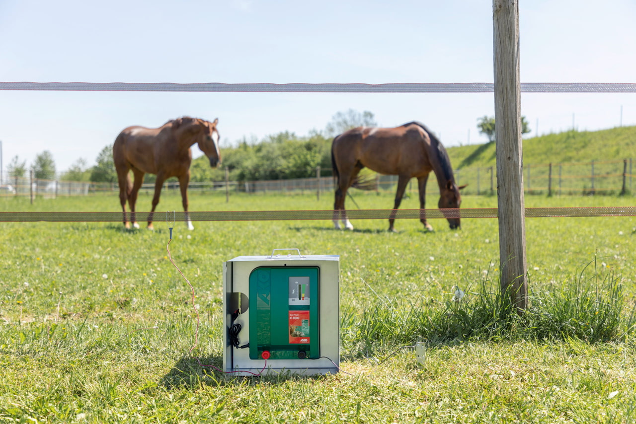 AKO Duo Power Xi 8000 Weidezaungerät von Kerbl - Leistungsstarkes und flexibles Zaungerät für Landwirte und Tierhalter, ideal für die extensive Weideüberwachung von Pferden, Bullen und Schafen sowie zur Wildschwein- und Wolfsabwehr.