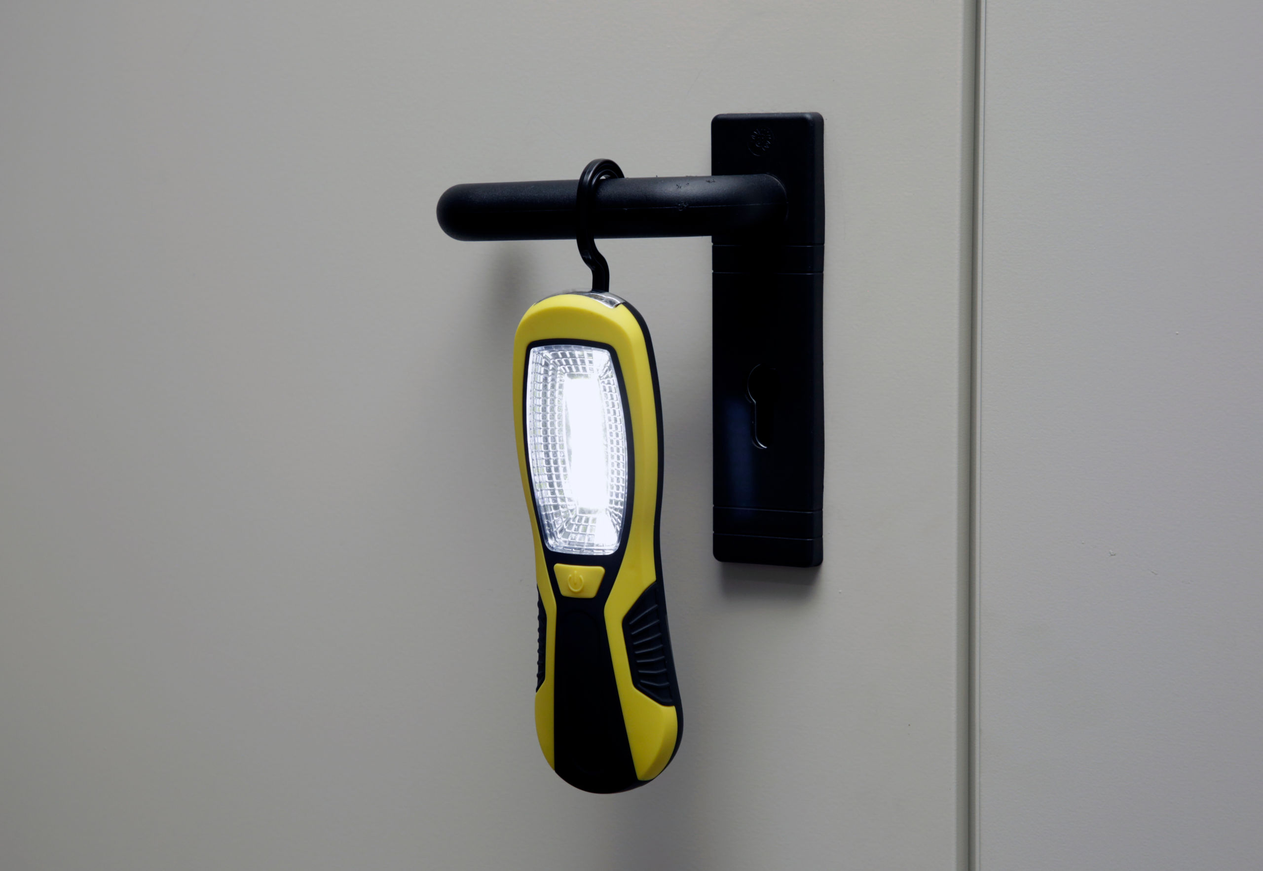 Kerbl LED-Arbeitsleuchte WorkFire - Robuste 3 Watt COB-LED für Landwirte und Tierhalter, ideal für Stallbeleuchtung und Außenarbeiten mit Taschenlampenfunktion und 360° Haken. Inklusive Batterien.