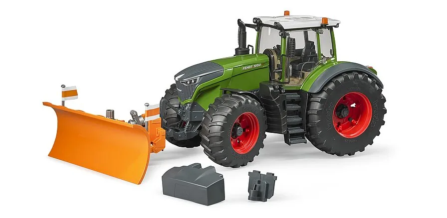 BRUDER Fendt 1050 Vario gezeigt mit passendem Schneepflug-Zubehör für den Winterdienst