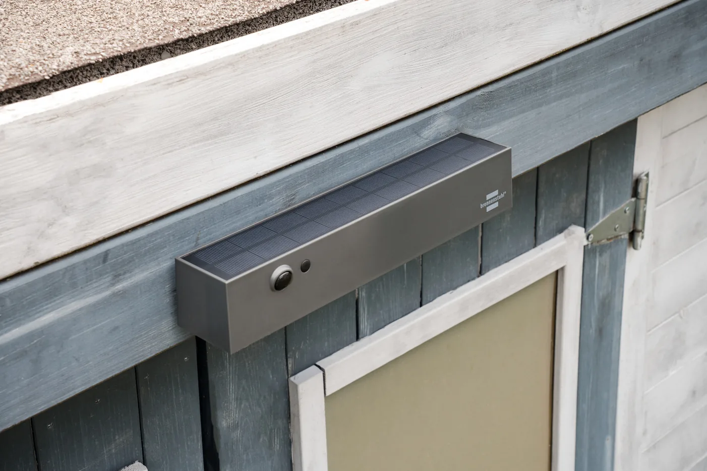 Brennenstuhl Solar LED Strahler SOL 1000 Cubus am Gartenhaus montiert