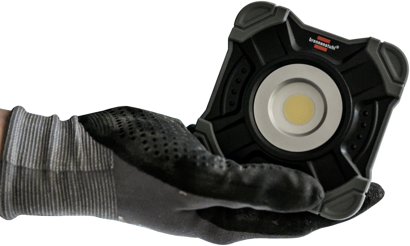 Brennenstuhl Akku LED Arbeitsstrahler SH 1000 MAC mit rundem COB-Leuchtfeld, in der Hand