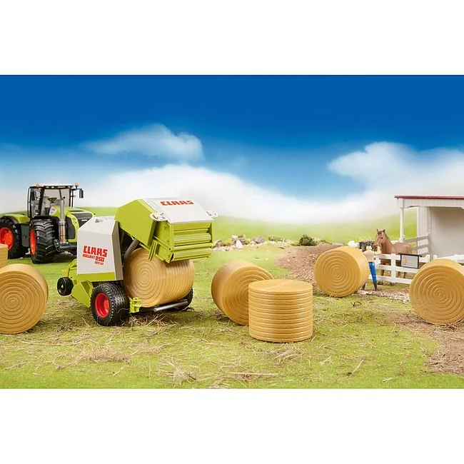 Bruder Rundballen beim Auswurf aus der Claas Rollant 250 Ballenpresse