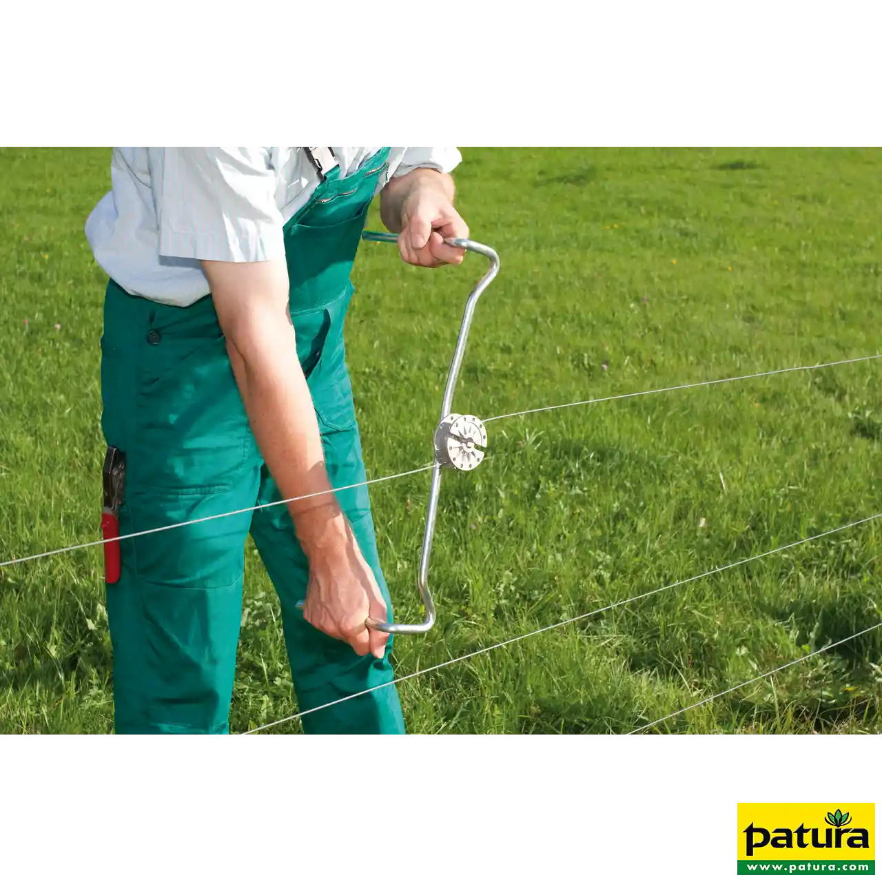 Mann dreht den rotierenden Patura Spanner mit Kurbel am Draht