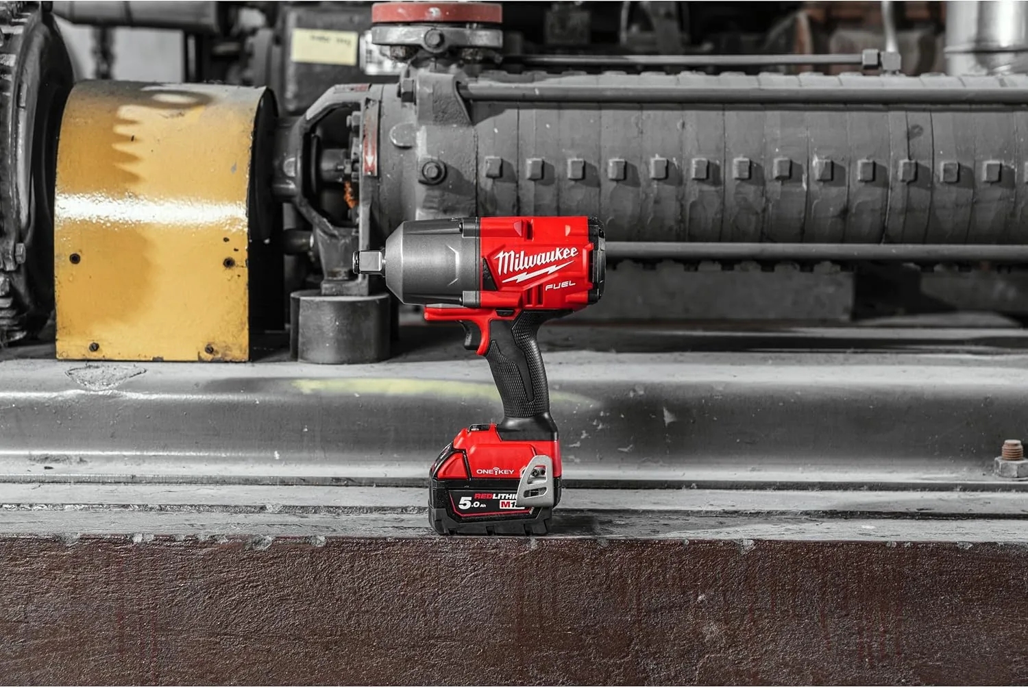 Milwaukee M18 FUEL Schlagschrauber 3/4 Zoll im Industrieeinsatz am Motor