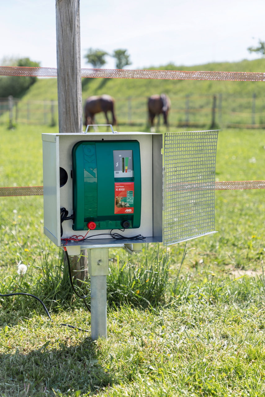 AKO Duo Power Xi 8000 Weidezaungerät von Kerbl - Leistungsstarkes und flexibles Zaungerät für Landwirte und Tierhalter, ideal für die extensive Weideüberwachung von Pferden, Bullen und Schafen sowie zur Wildschwein- und Wolfsabwehr.