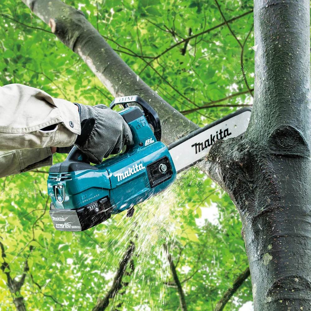 Makita DUC254Z Akku-Kettensäge beim Schneiden eines Astes