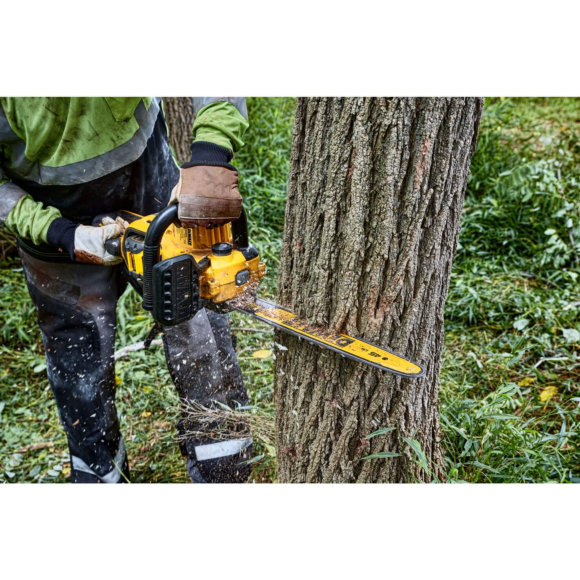 DeWalt DCMCS574N FLEXVOLT Akku-Kettensäge im Einsatz beim Fällschnitt am Baumstamm