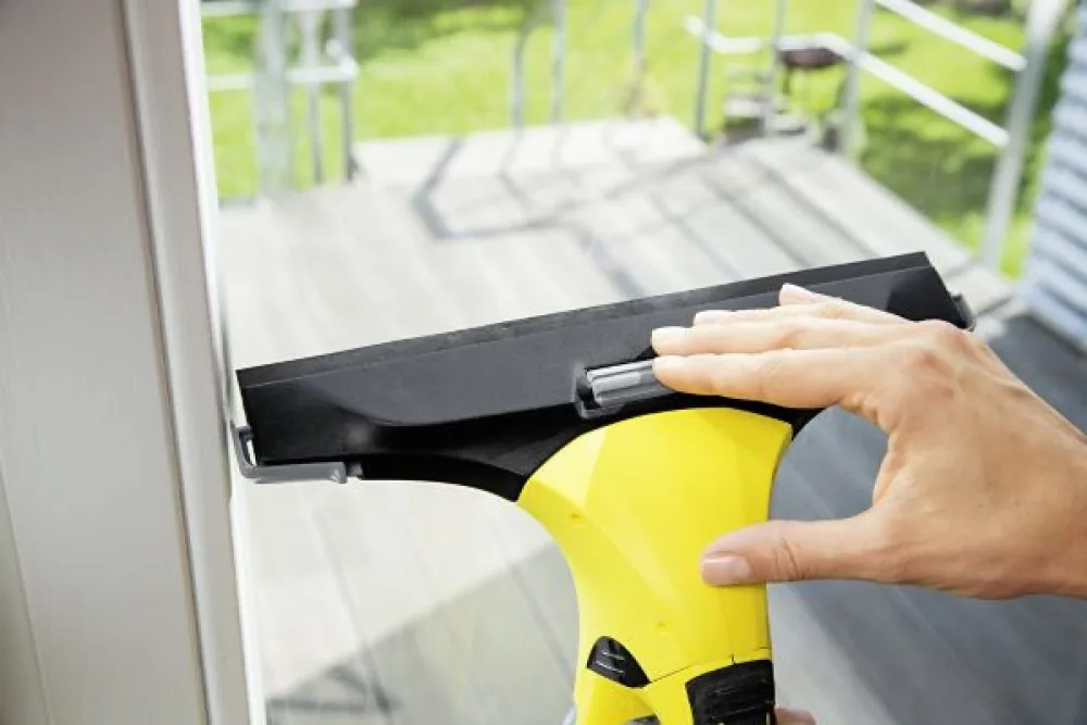 Detailaufnahme des Abstandshalters am Kärcher WV 5 Plus N für die Reinigung bis an die Fensterkante