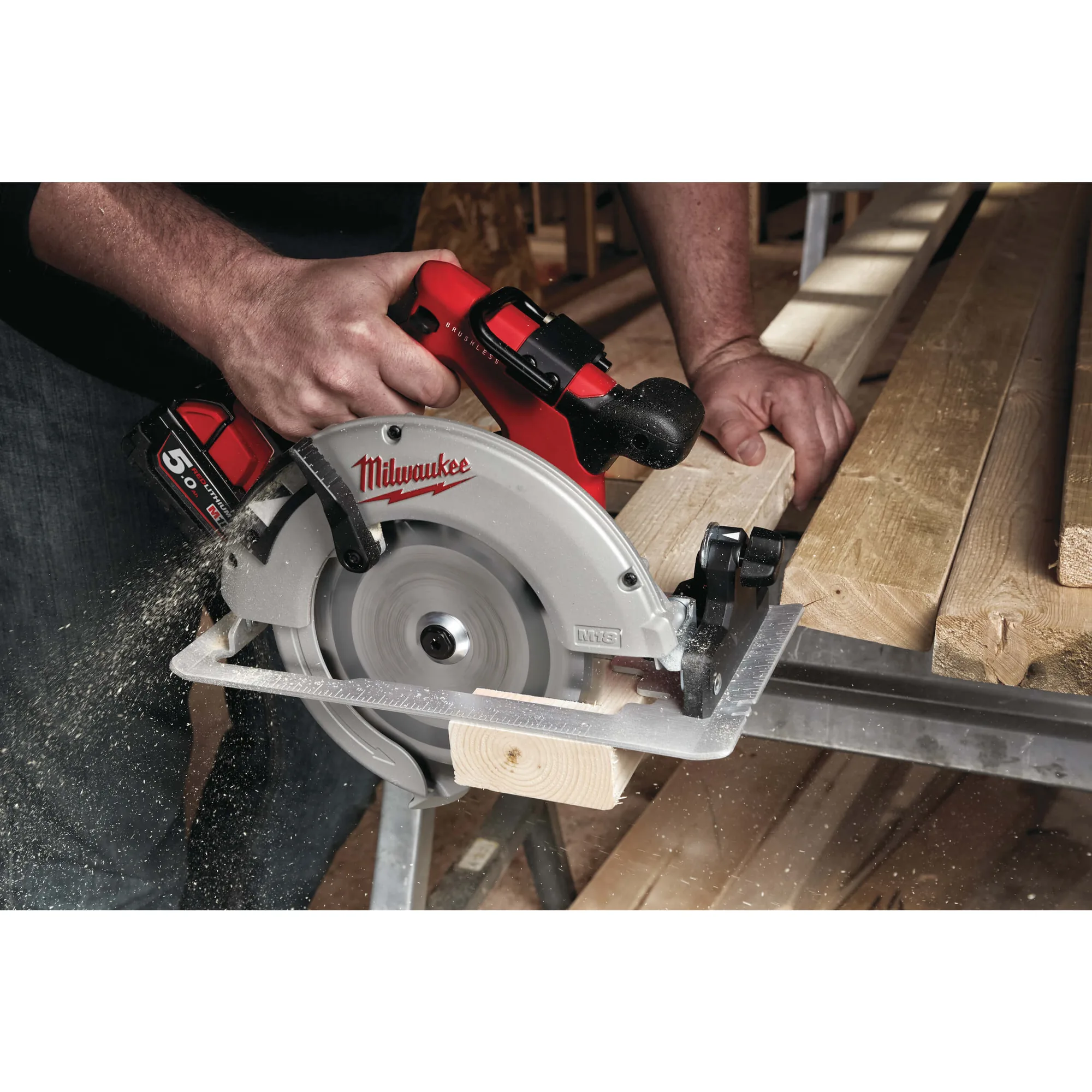 Milwaukee M18 BLCS66 Handkreissäge beim Sägen eines Bretts auf dem Sägebock