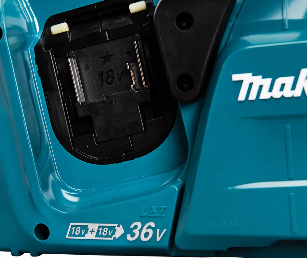 Detail des Akkufachs für zwei 18-V-Akkus am Makita DUC353Z