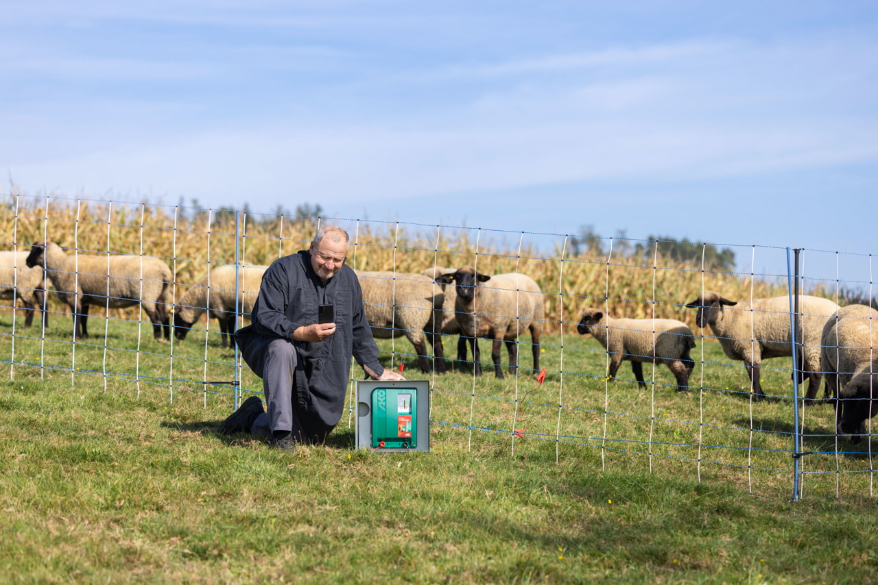 Kerbl Duo Power X 6000 smart – Effizientes und intelligentes Weidezaungerät für Landwirte und Tierhalter. Ideal für Pferde, Rinder und Schafe mit mittlerem bis starkem Bewuchs. Mit Anbindung an Cloud und App-Steuerung.