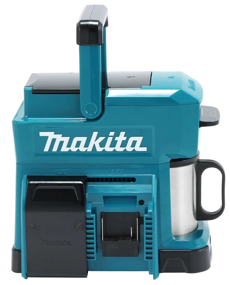 Makita DCM501Z Akku-Kaffeemaschine schräg mit geöffnetem Akku-Fach