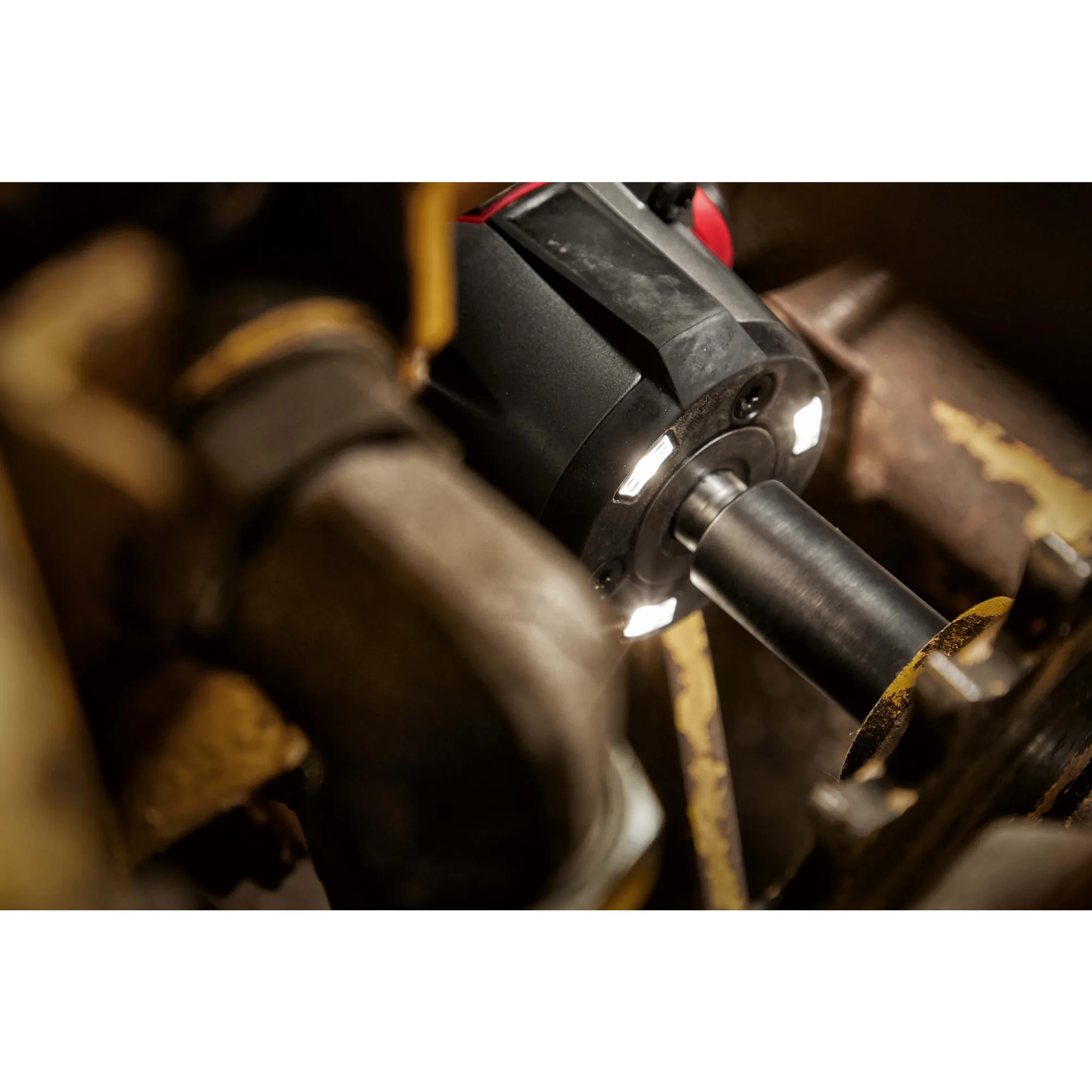 Milwaukee M18 FUEL Schlagschrauber im Einsatz mit LED-Licht bei wenig Licht