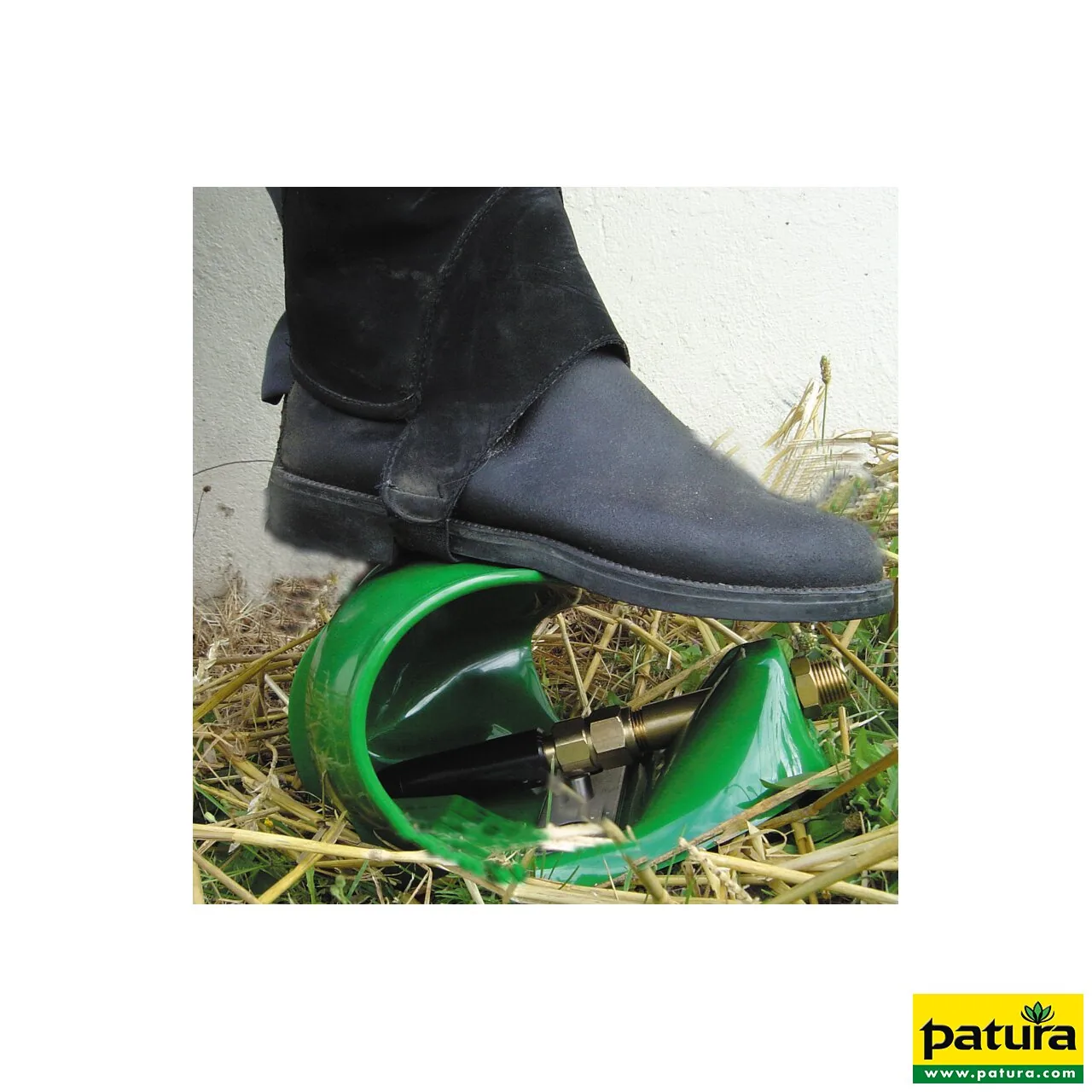 Stiefel betätigt das grüne Patura Rohrventil-Becken Modell 10P im Stroh