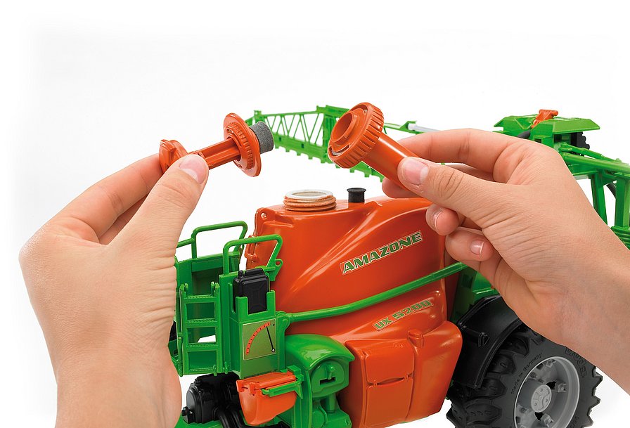BRUDER Amazone UX 5200 Feldspritze – Detailgetreues Modell im Maßstab 1:16