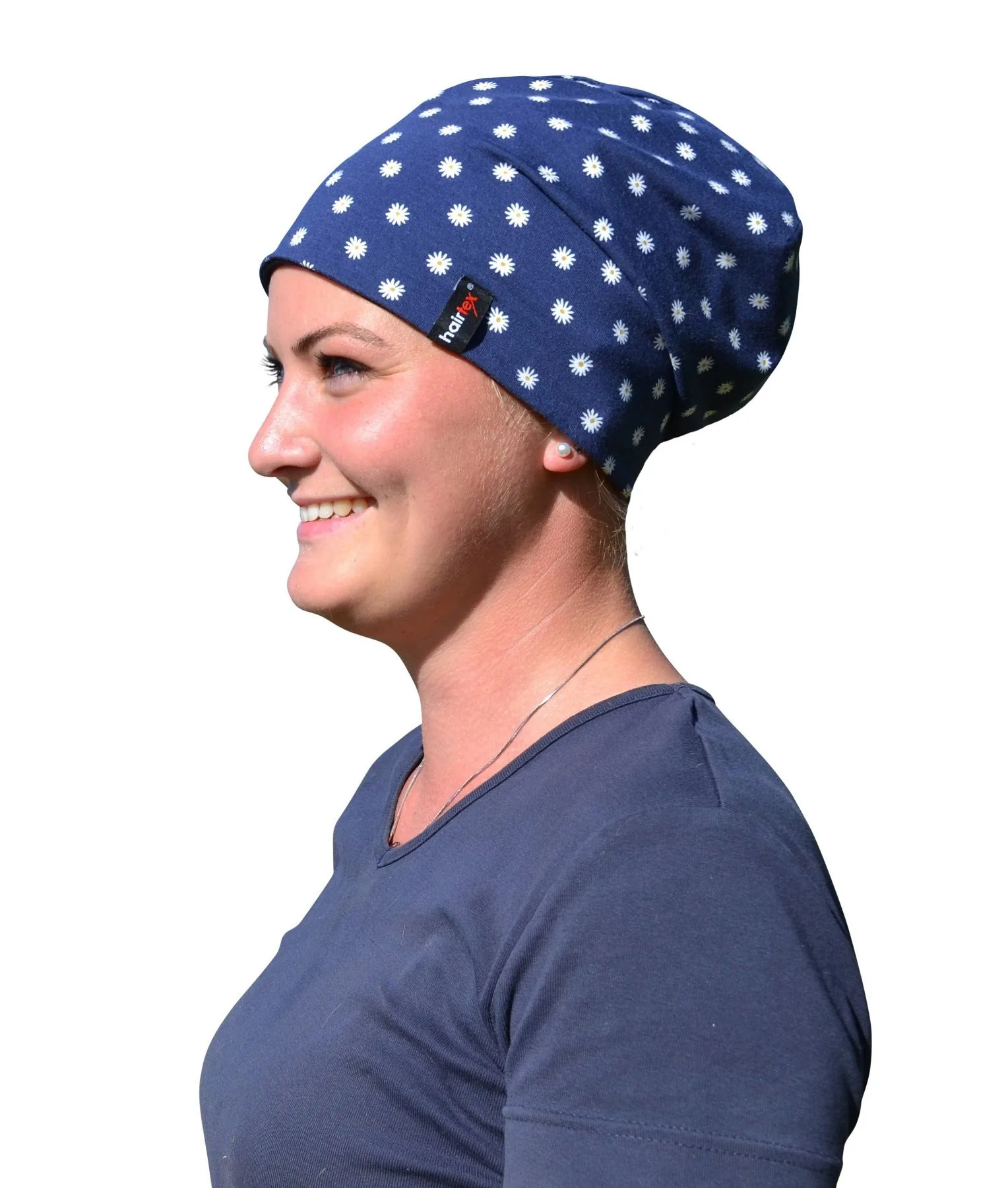 Frau im Profil mit blauem Hairtex Stall-Beanie mit Edelweiß-Muster